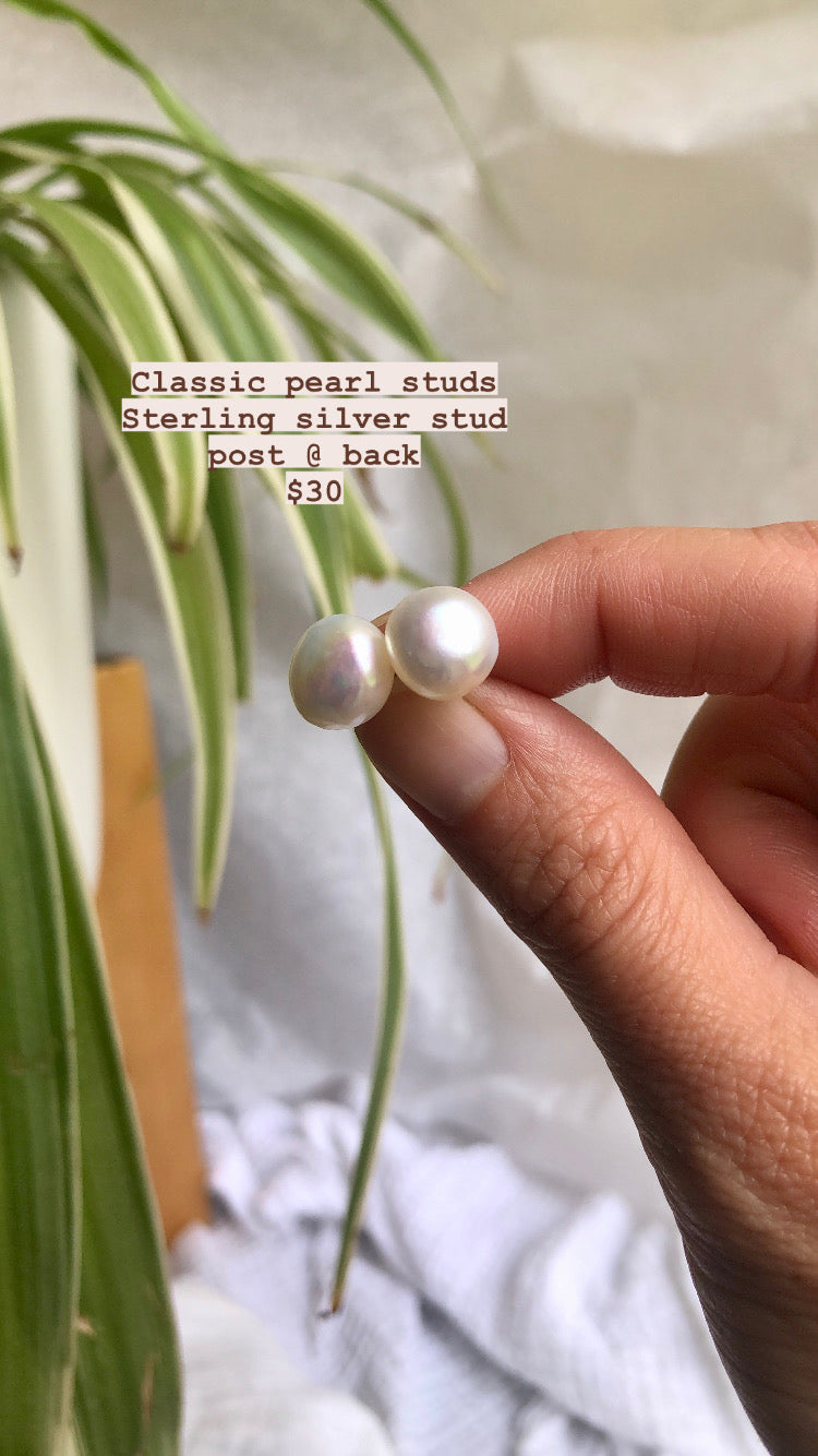 Christmas Market -Classic pearl stud earrings